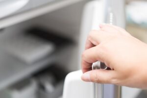 遺品整理で冷蔵庫はどう処分する？適切な方法と費用を解説